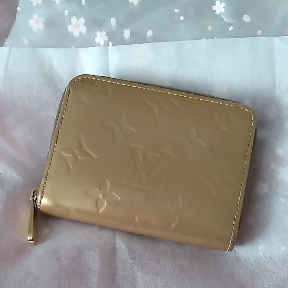 Louis Vuitton Gold Wallet Embossed Design Compact